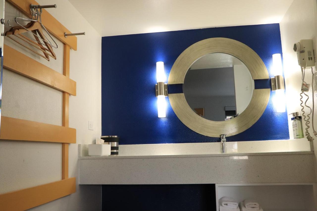 University Inn 2*